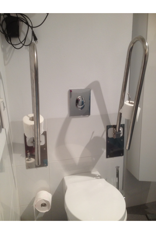 Stütz- und Haltegriffe  auf der Toilette im master-Badezimmer
