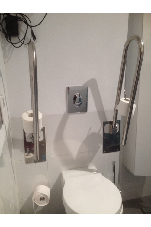 Toilet with folding wall bars 